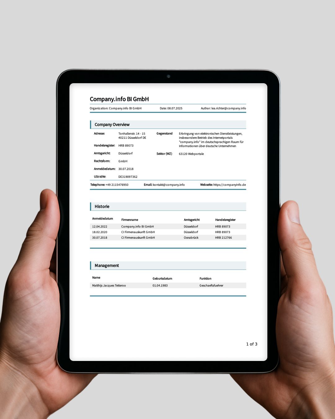 Hände halten Tablet mit Company.info KYC-Report zur Dokumentation von Firmenkundenprüfungen