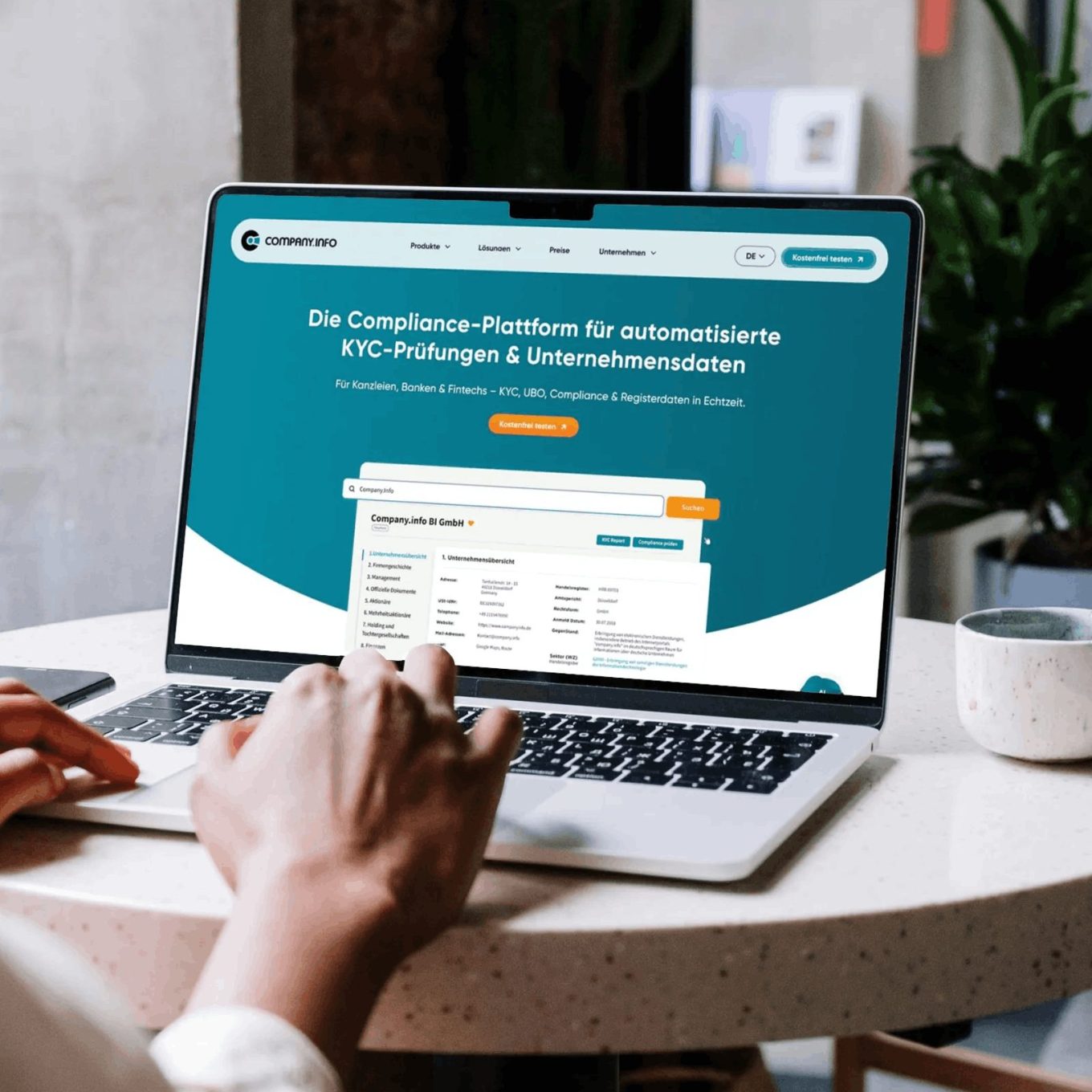 Company.info Dashboard mit Unternehmensstammdaten, Registerauszügen und Monitoring-Hinweisen als Datengrundlage für Unternehmens- und Compliance-Prüfungen